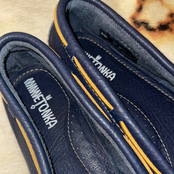 Minnetonka Women's Navy Moccasins - Picture 9 of 11